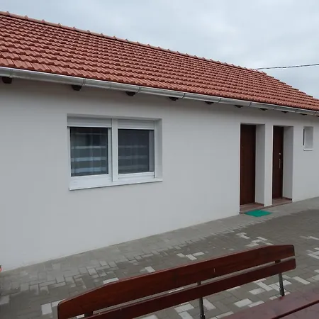 Tuender Szallo Eplény