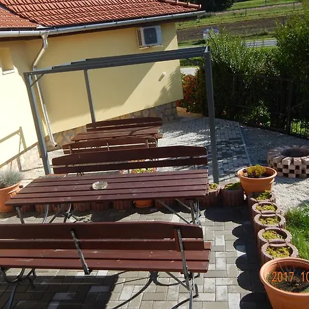 Tuender Szallo * Eplény