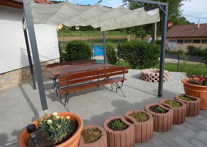 Tuender Szallo Eplény